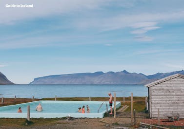 La piscine géothermique de Reykjafardarlaug qui se trouve dans les lointains Fjords de l'Ouest de d'Islande