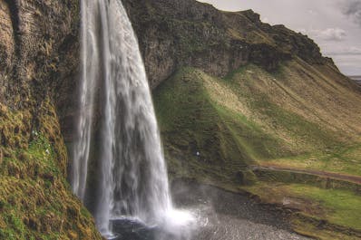 Erlebe den Wasserfall Seljalandsfoss, der die Klippen der Südküste hinabstürzt, auf einer 4-tägigen Tour durch Südisland.