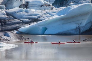 В каяк-туре по ледниковой лагуне Соульхельмайёкюдль туристы плавают между айсбергами.