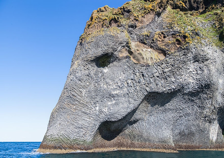 Herjólfsdalur, le rocher à la forme d'une tête d'éléphant sur les îles Vestmann