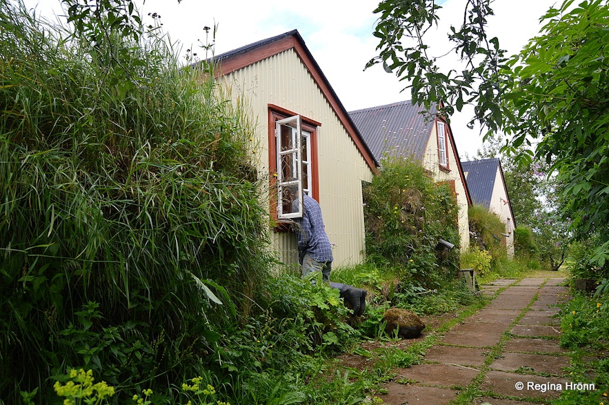 Íslenski bærinn Turf House at Austur-Meðalholt in South-Iceland