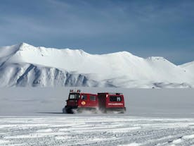Snowcats travelling on top of Vatnajökull glacier.