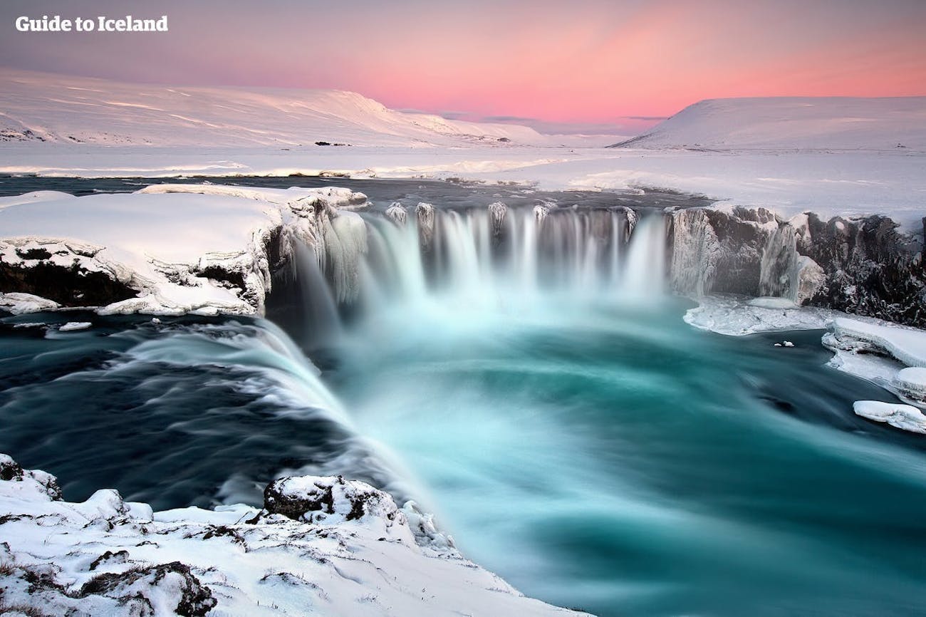 Ein wahres Winterwunderland am Goðafoss-Wasserfall in Nordisland