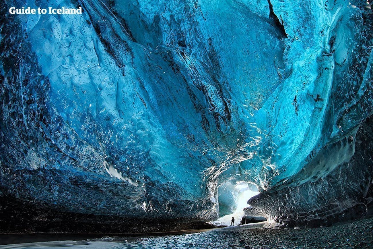 As belas cavernas de gelo naturais na geleira Vatnajökull da Islândia's Vatnajökull glacier