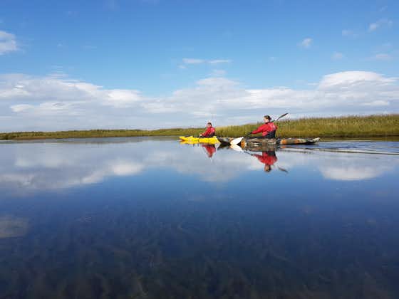 นักท่องเที่ยวพายคายัคสองลำในแม่น้ำทางตอนใต้ของไอซ์แลนด์ในหน้าร้อน