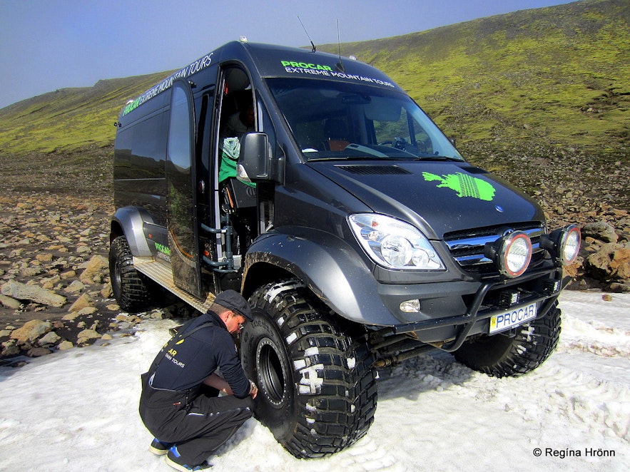 Deflating super jeep tires to be able to drive up to Eyjafjallajökull volcano