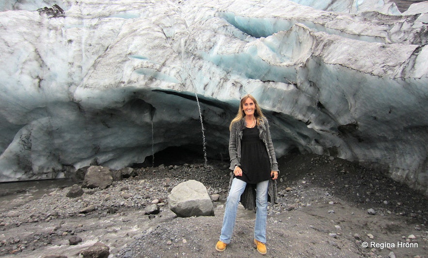 Gígjökull glacier - Regína by the ice cave