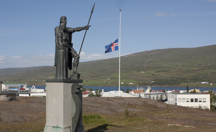 Posąg Helgiego Magri Eyvindarsona i jego żony Thorunn Hyrny w Akureyri.
