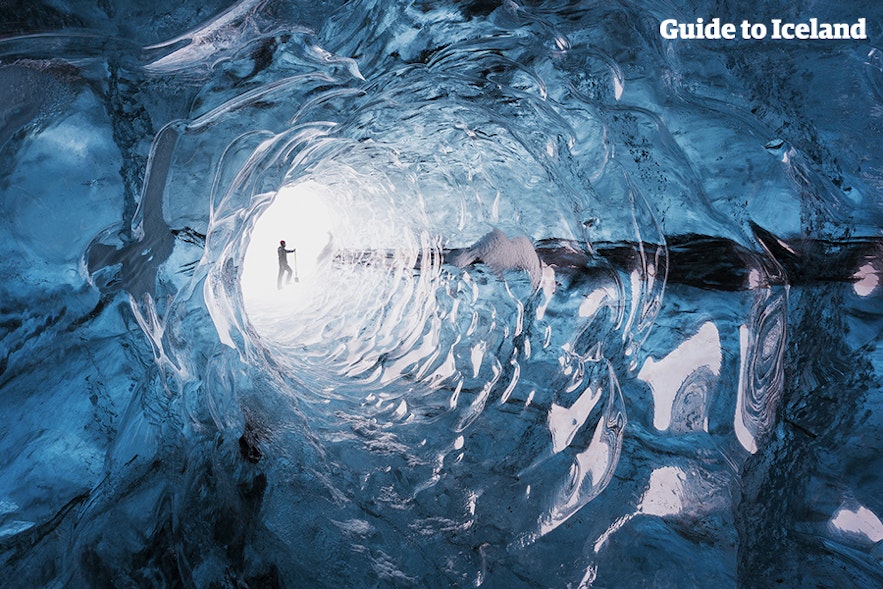 얼음 동굴은 다양한 모양과 크기의 모습을 갖고 있습니다.