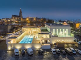 De zwembaden van Reykjavik zijn tot laat open, dus je kunt je avond doorbrengen met ontspannen in het warme, geothermische water.