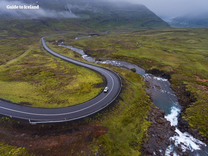 冰岛东峡湾地区迂回的公路