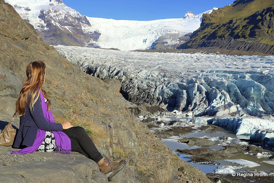 Regína by Svínafellsjökull glacier