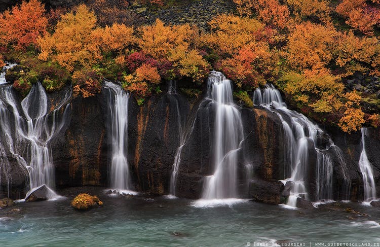Der wunderschöne Wasserfall Hraunfossar an der Westküste von Island