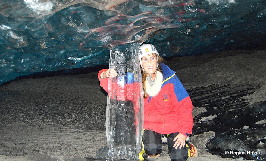 Regína inside Fláajökull glacier ice cave
