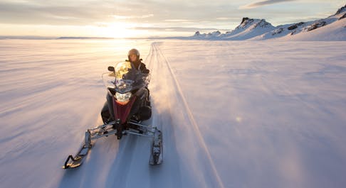 การขับรถเลื่อนหิมะถือเป็นกิจกรรมหนึ่งที่น่าตื่นเต้นที่สุดที่มีในประเทศไอซ์แลนด์.