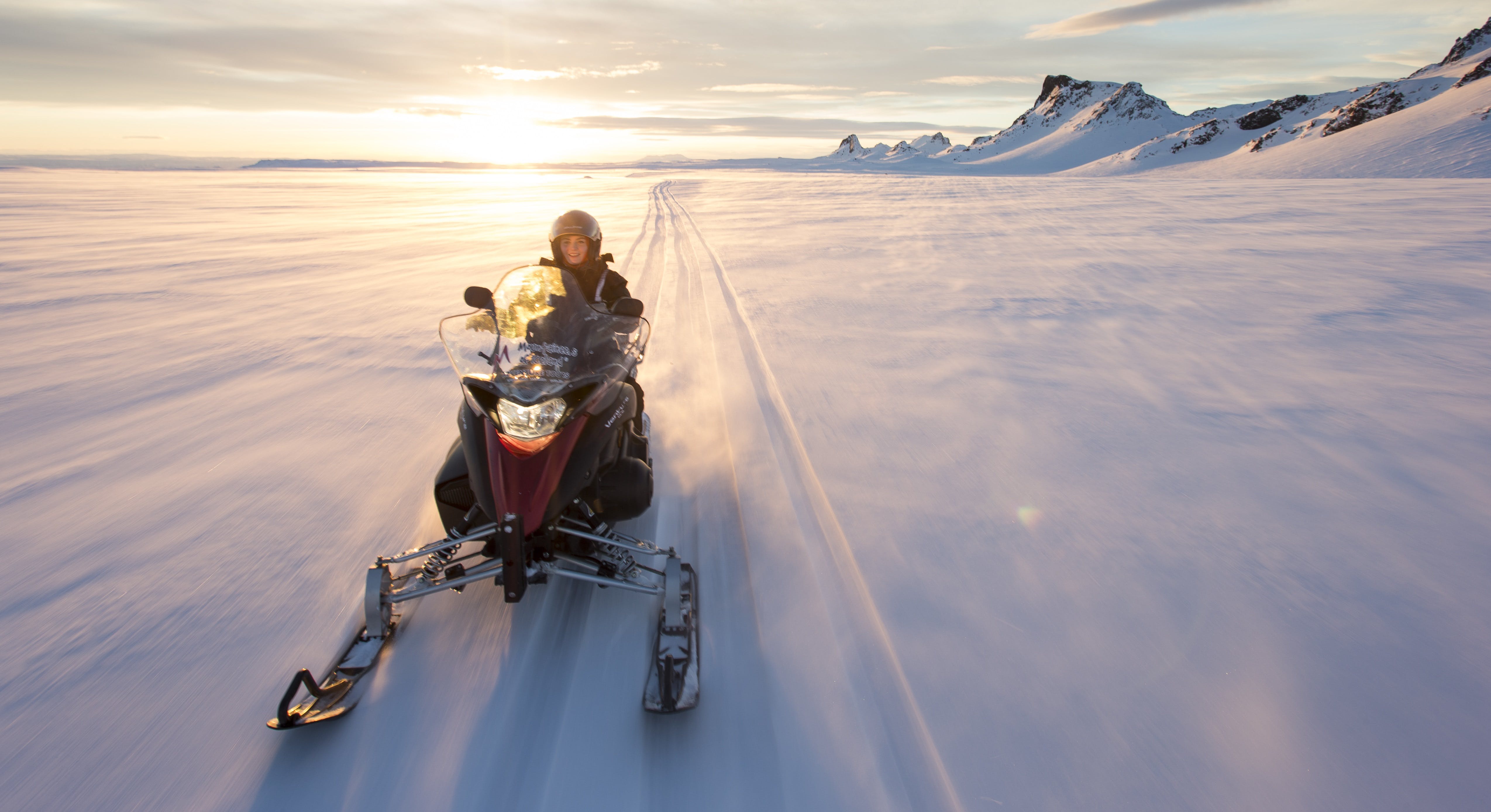 Schneemobilfahren ist eine der aufregendsten Aktivitäten, die Island zu bieten hat.