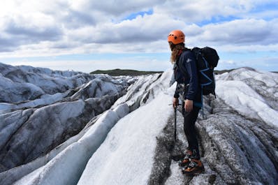 参加冰岛冰川徒步，在冰川之顶俯瞰全景。