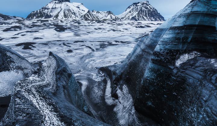 探访冰岛南岸米尔达斯冰川下的神奇冰洞。