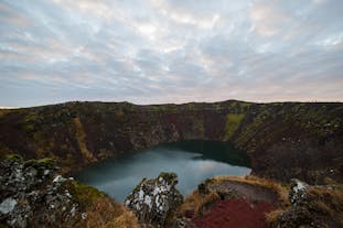 参加冰岛本地黄金圈小巴旅行团到Kerid火山口看碧蓝的火山口湖和火红色火山岩形成的鲜明对比。