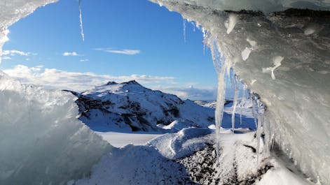 Eksploruj autentyczną jaskinię lodową na południowym wybrzeżu dzięki tej kombinacji wycieczek ze zniżkami.