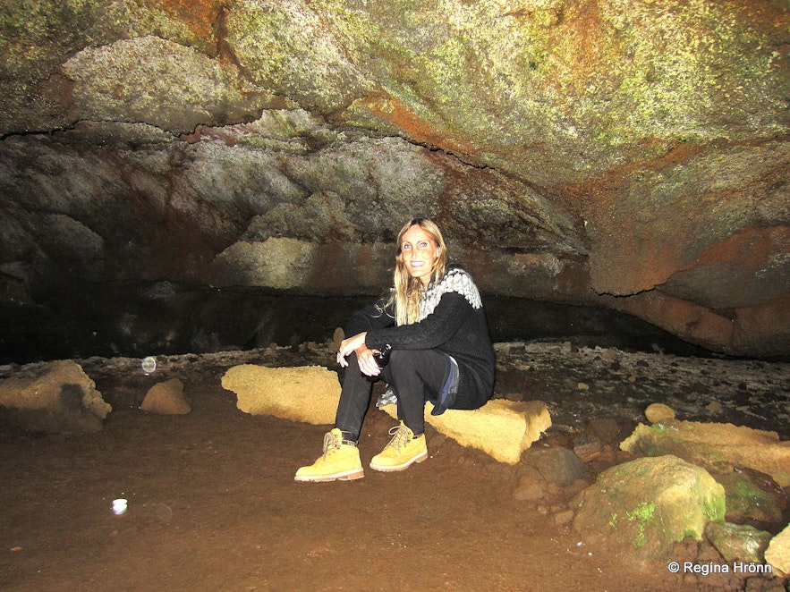 Regína inside Eyvindarhellir cave at Hveravellir