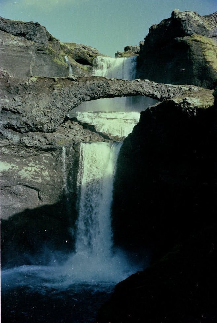1984년 다리 모양의 암석과 함께 찍힌 오파이뤼포스 폭포