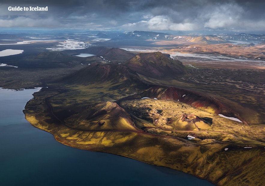 空から見たアイスランドのハイランド地方の光景