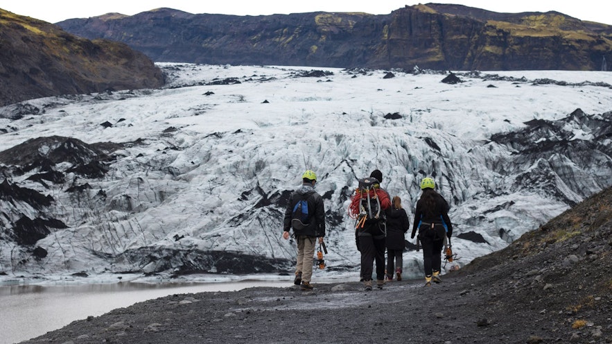 Udsigt over Sólheimajökull-gletsjeren, når du går op ad stien til den