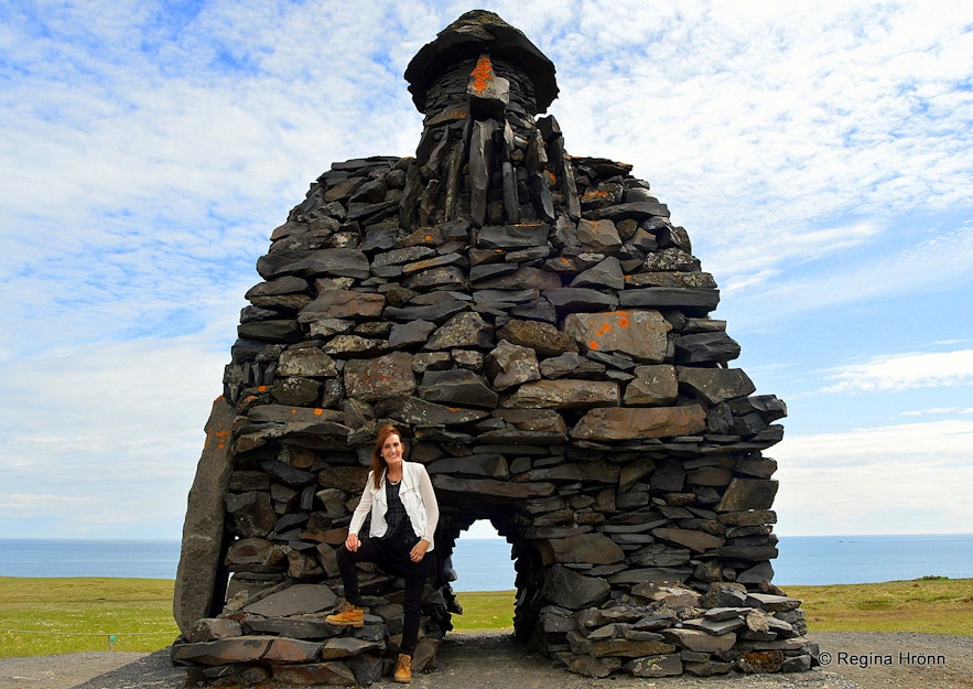 Regína by the Bárður Snæfellsás statue Arnarstapi