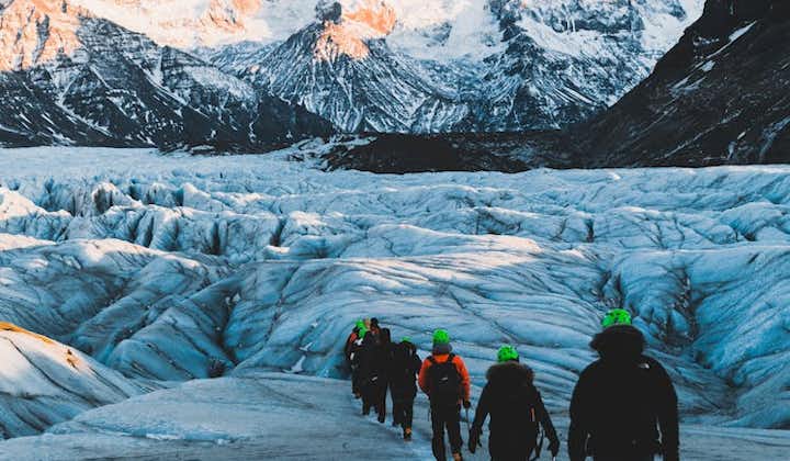 Caminata por campos glaciares en el glaciar más grande de Europa, con impresionantes paisajes de montaña.