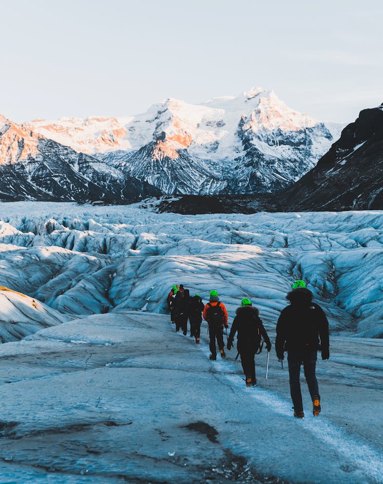 Пеший поход вдоль самого большого ледника Европы, на фоне потрясающего пейзажа.