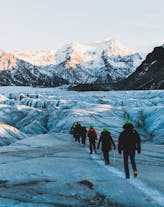 Пеший поход вдоль самого большого ледника Европы, на фоне потрясающего пейзажа.