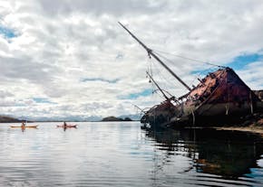 ブレイザフィヨルズル湾の島に残る壊れたトロール船