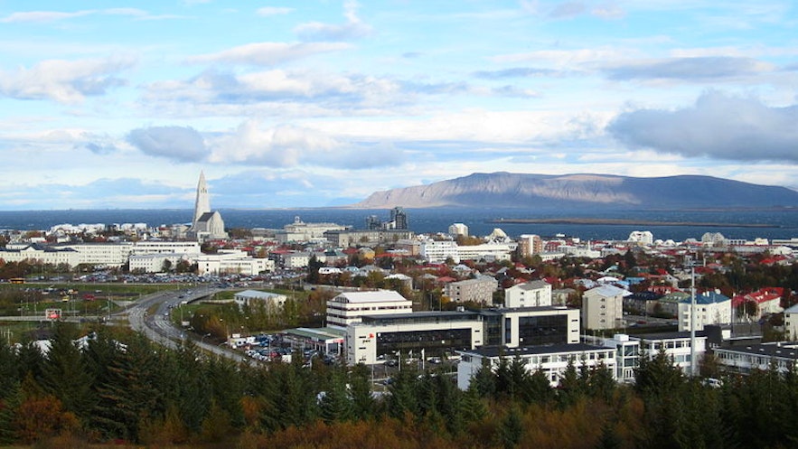从Öskjuhlíð山上可以俯瞰雷克雅未克和远处的海湾