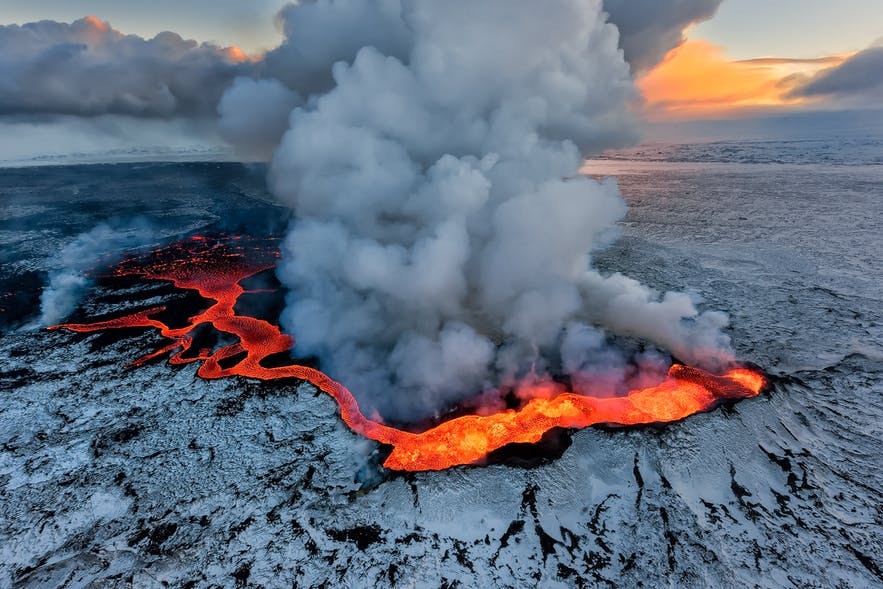 冰岛火山喷发时的壮观照片