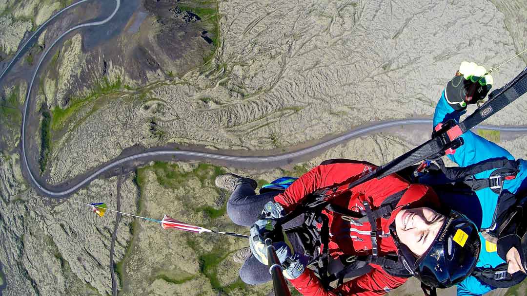 アイスランドの自然を空から満喫するパラグライダー体験