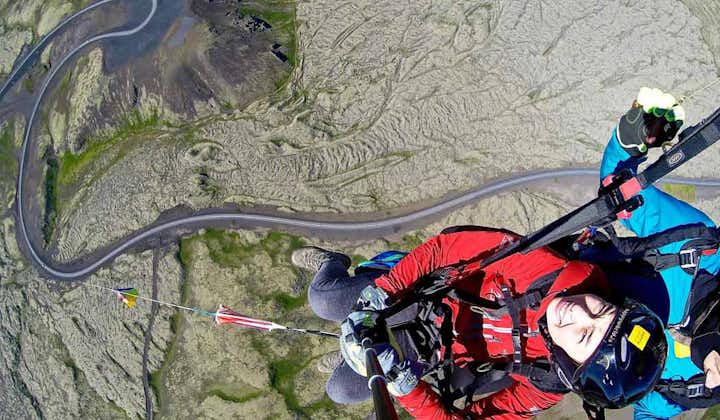 Få en fantastisk utsikt over det islandske landskapet på paraglidingtur.
