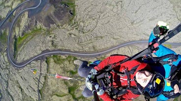 Krijg een schitterend uitzicht over het IJslandse landschap op een paragliding-vlucht