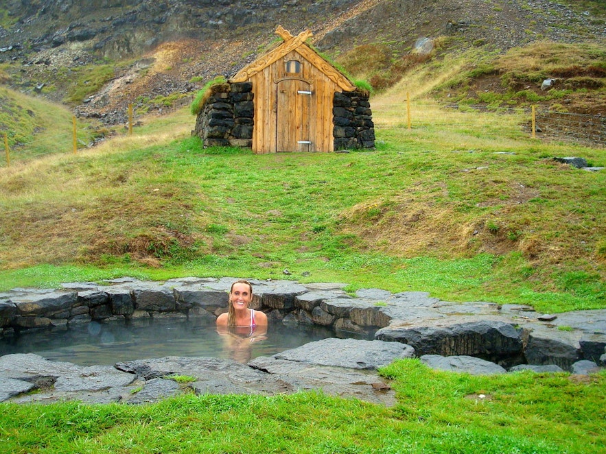 Отдых в историческом горячем источнике Гудрунарлейг в западной Исландии.