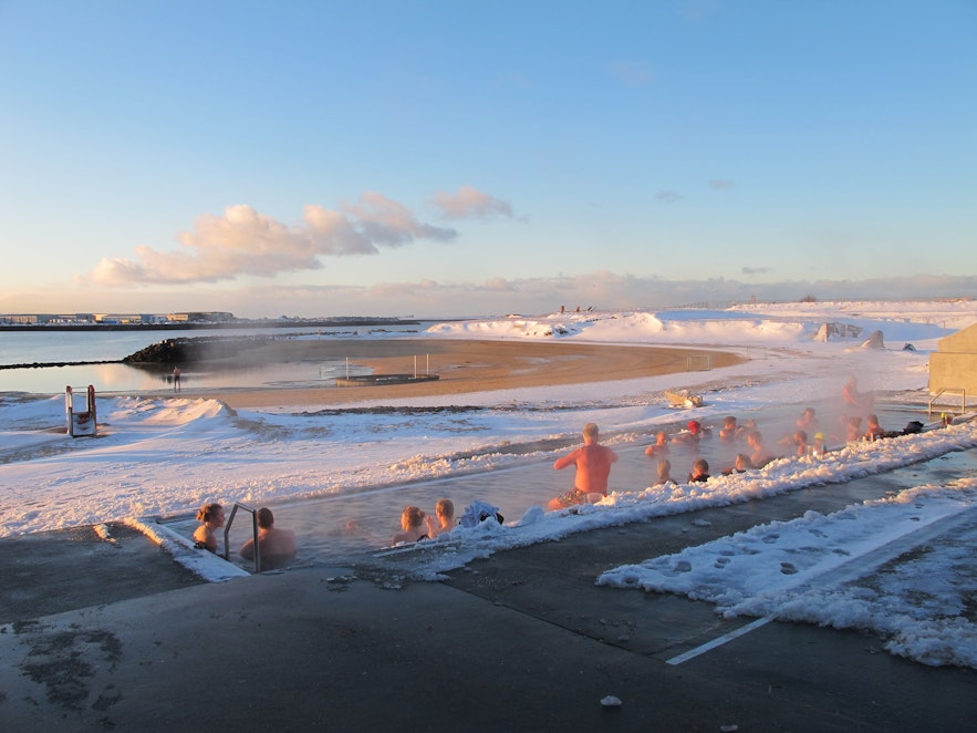 Podgrzewana plaża w Reykjaviku.