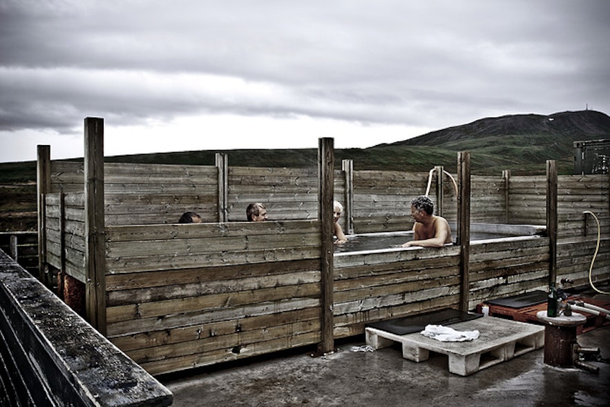 Le bain à remous géothermique d'Ostakarid est populaire auprès des habitants de Húsavik au nord de l'Islande