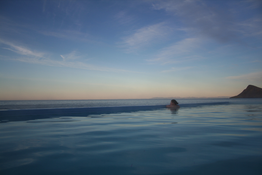 La vue depuis la piscine de Krossneslaug dans les fjords de l'ouest islandais est incroyable!