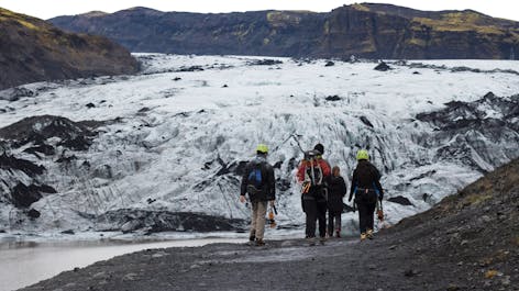 在索尔黑马冰川参加冰川徒步，您需要从停车场步行10～15分钟到达冰舌。