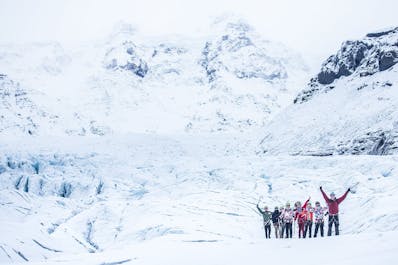 Pokryte śniegiem otoczenie na lodowcu Svínafellsjökull.
