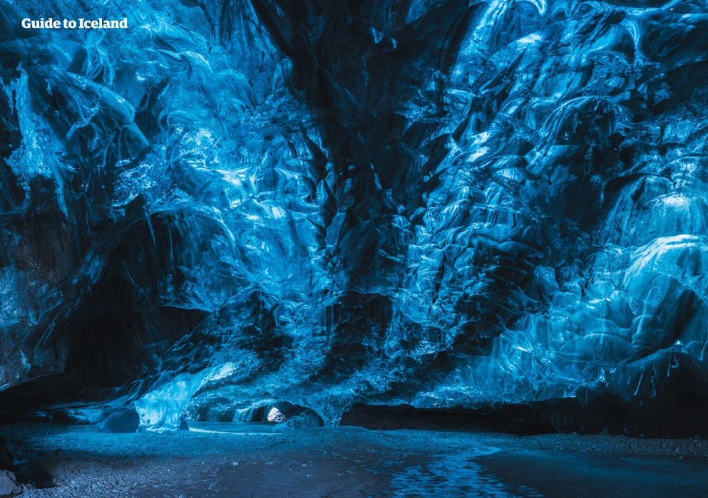 Vous ne verrez jamais la couleur bleue de la même manière après avoir visité une grotte de glace!