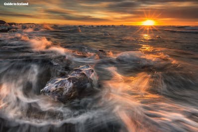 La Plage de Diamants en Islande change constamment en fonction du nombre d'icebergs qui s'échouent sur ses rivages, selon les marées, les vents et autres conditions météorologiques.