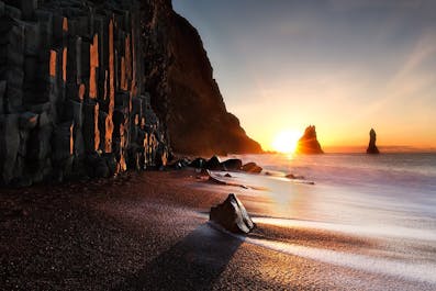 雄大な玄武岩とドラマチックな黒砂海岸の風景はレイニスフィヤラのブラックサンドビーチで見られる景色
