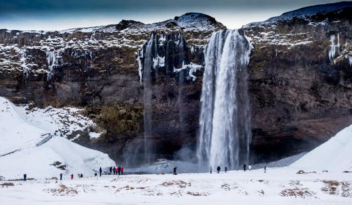 雪に覆われた滝、アイスランド南海岸にて