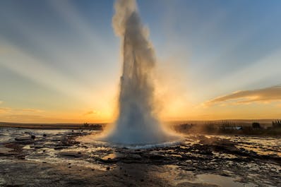 Niesamowity gejzer Strokkur wybucha w parku geotermalnym Geysir.