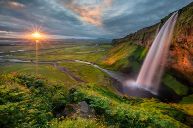 Wodospad Seljalandsfoss na soczyście zielonym południowym wybrzeżu Islandii.